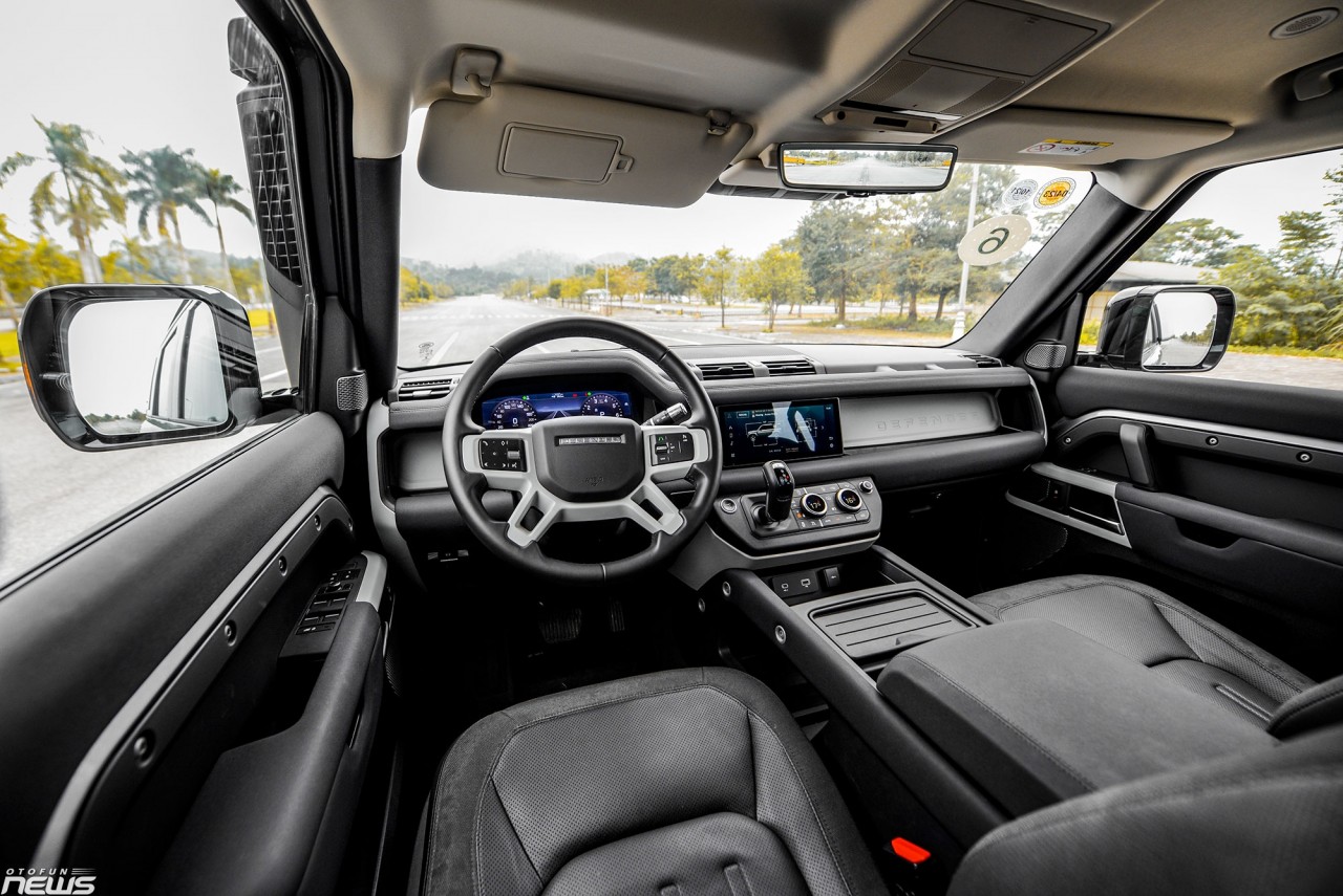 Land Rover Defender 90 ra mắt, giá khởi điểm gần 4 tỷ đồng