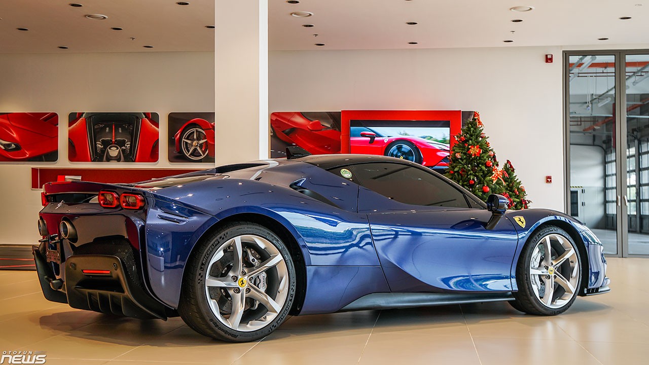 Chi tiết Ferrari SF90 Stradale màu xanh dương giá 37 tỷ đồng tại Việt Nam