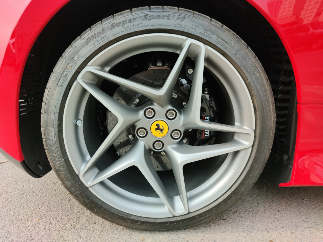 Siêu phẩm Ferrari F8 Tributo Spider thứ hai cập bến Việt Nam