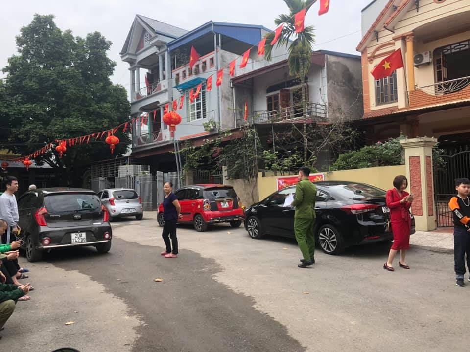 Một loạt ô tô bị đập vỡ kính chắn gió sáng mùng 1 Tết ở Thái Nguyên