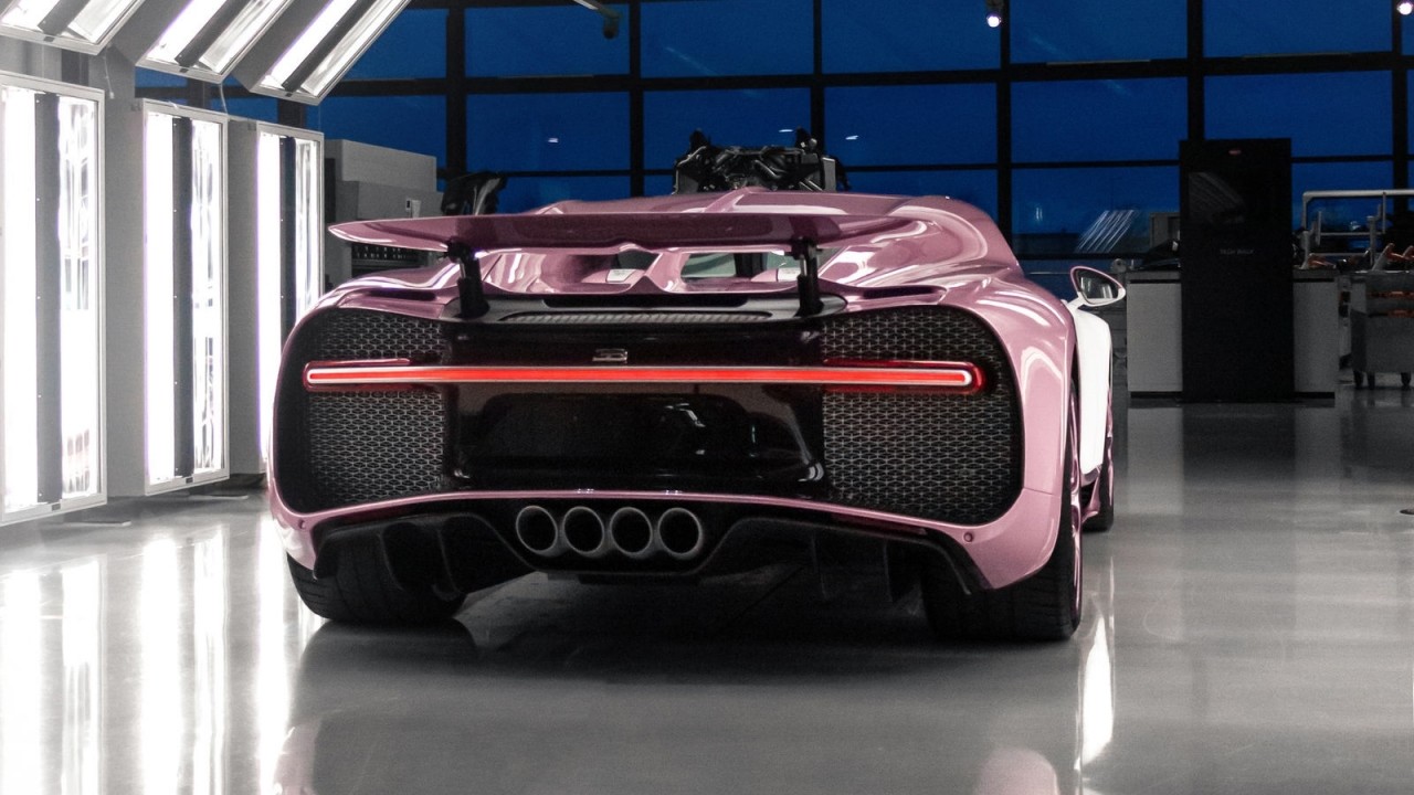 Chi 3,5 triệu USD mua Bugatti Chiron hồng độc nhất vô nhị tặng vợ dịp Valentine