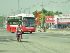 di bo sai luat co the bi phat tu nguoi di bo ngo ngang