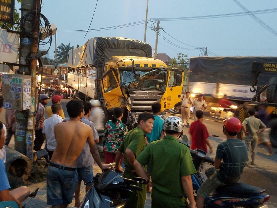 quoc lo 1 un tac do tai nan lien hoan giua 3 o to