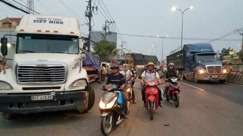 quoc lo 1 un tac do tai nan lien hoan giua 3 o to