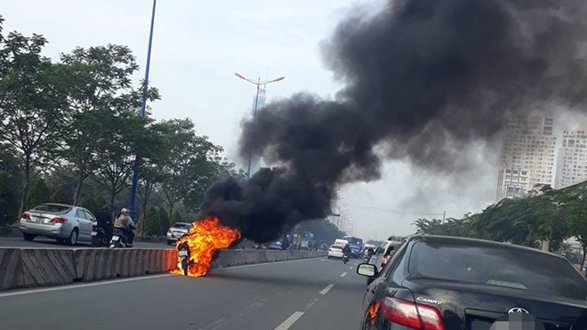 Xe máy bốc cháy ngùn ngụt khi đang chạy trên xa lộ Hà Nội