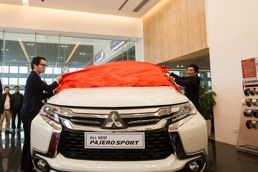 mitsubishi triton mivec va pajero sport the he moi ra mat khach hang mien trung