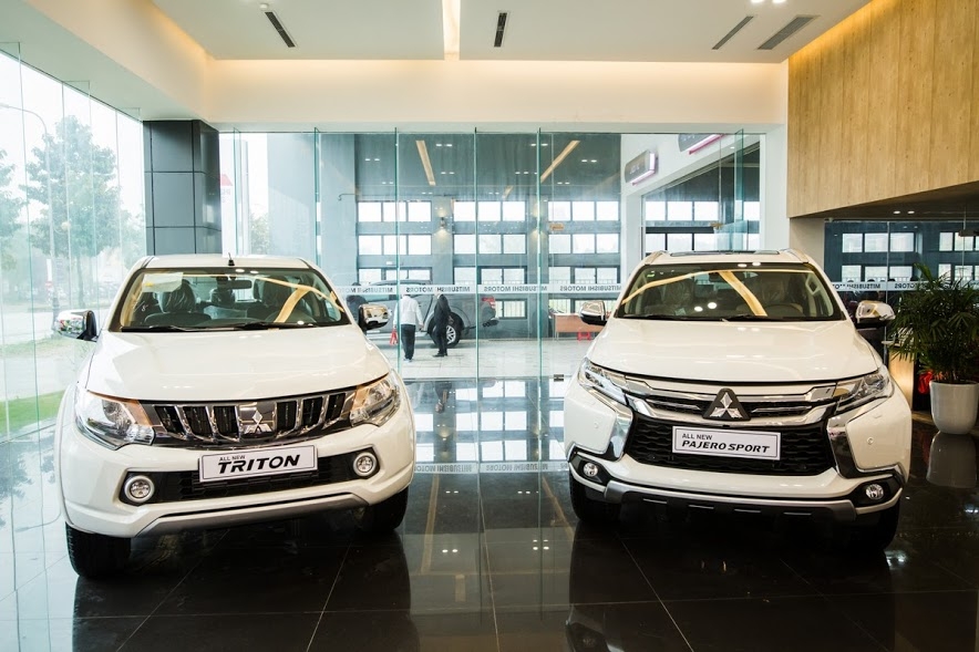 mitsubishi triton mivec va pajero sport the he moi ra mat khach hang mien trung