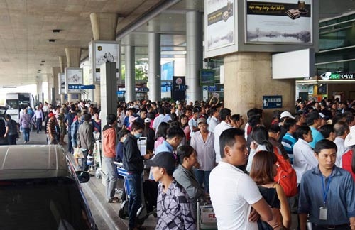 chon chan tai ben xe san bay ngay tet