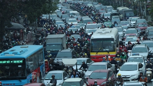 Nhiều tuyến phố Thủ đô tê liệt vì ùn tắc, xe buýt bỏ chuyến