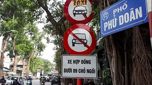 Đề xuất cấm xe hợp đồng dưới 9 chỗ hoạt động trên 11 tuyến phố