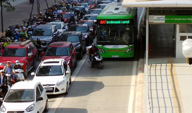 ha noi se thi diem cho xe buyt thuong di vao lan buyt nhanh brt