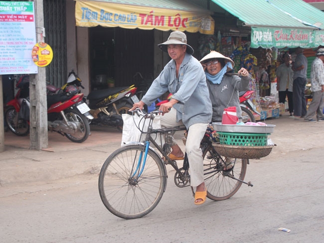 xe dap om mot thoi de nho