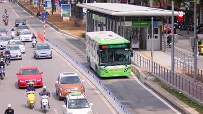 Đưa xe buýt thường chạy chung làn với BRT: Khai thác tối đa năng lực hạ tầng