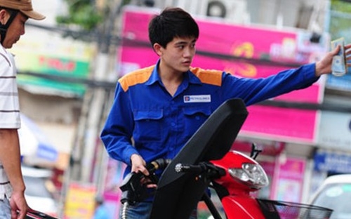 pha tron xang de truc loi se bi phat den 100 trieu vnd