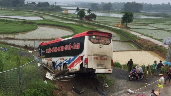Xe khách nổ lốp trên cao tốc Hà Nội - Lào Cai, 13 người bị thương