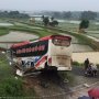 Xe khách nổ lốp trên cao tốc Hà Nội - Lào Cai, 13 người bị thương