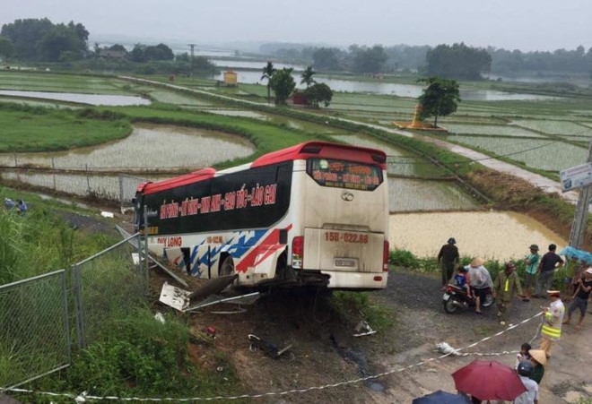 xe khach no lop tren cao toc ha noi lao cai 13 nguoi bi thuong