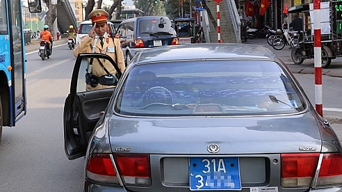 Xử phạt lái xe không mang giấy tờ gốc: Bộ Ngành lúng túng, người dân lãnh đủ
