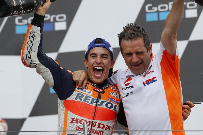 chang 9 giai dua motogp repsol honda team len ngoi vo dich