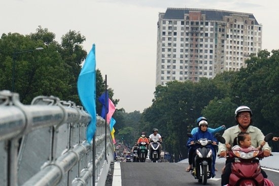 ton tai bat cap giao thong o cua ngo tan son nhat sau thong xe cau vuot