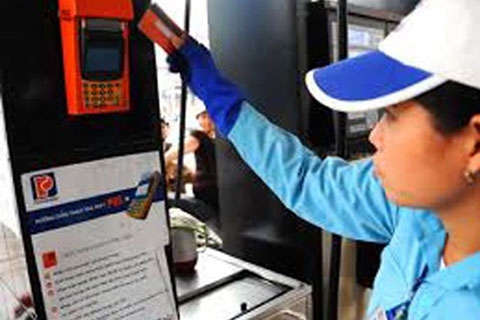 Có thể mua xăng bằng thẻ ATM của 41 ngân hàng từ 1/8 co the mua xang bang the atm cua 41 ngan hang tu 18