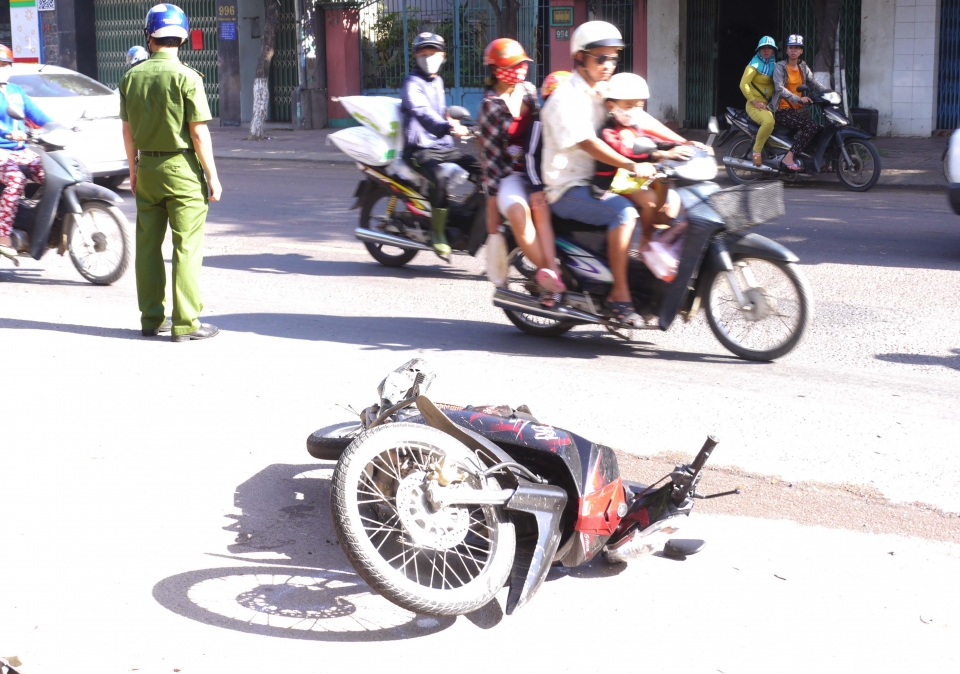 o to dien tong lien tiep 6 xe may nhieu nguoi bi thuong