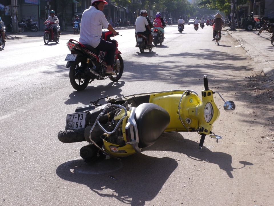 o to dien tong lien tiep 6 xe may nhieu nguoi bi thuong