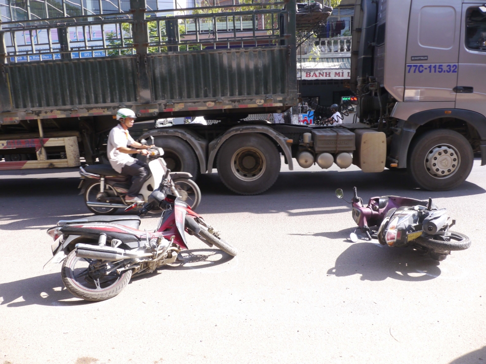 o to dien tong lien tiep 6 xe may nhieu nguoi bi thuong