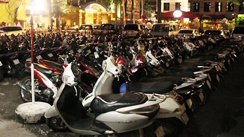 "Bãi đỗ xe khủng" giữa Sài Gòn bị yêu cầu ngừng hoạt động