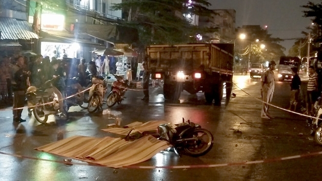 TP Hồ Chí Minh: Ba thanh niên tử vong sau va chạm với xe tải trong đêm
