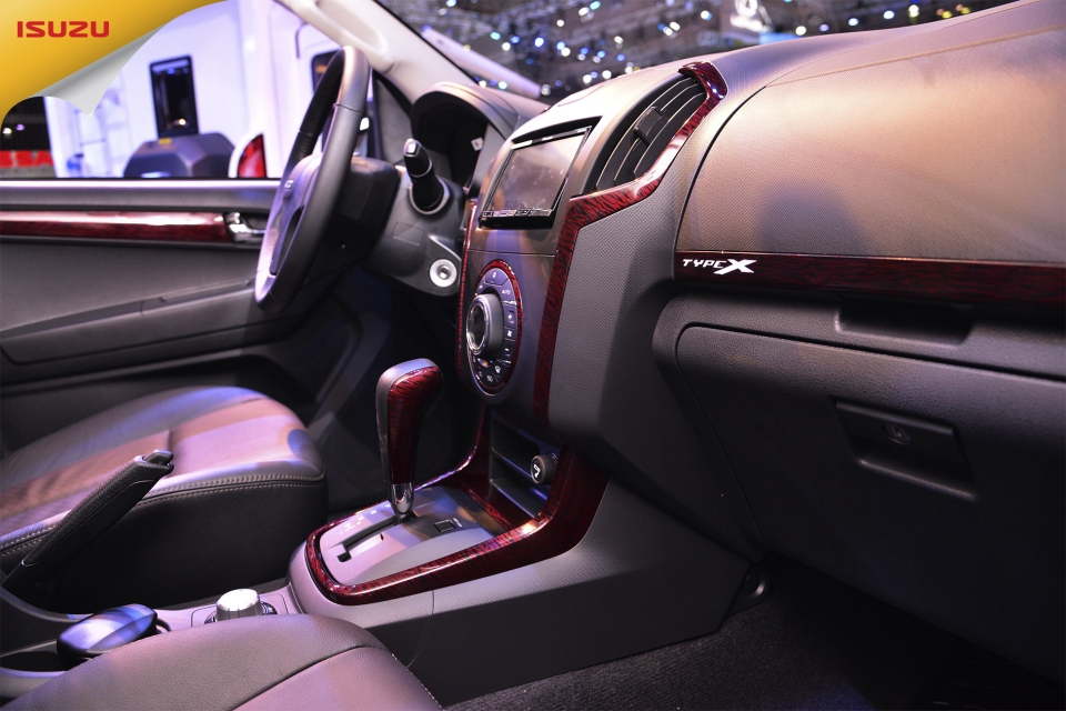 khuyen mai lon trong thang 8 khi mua xe isuzu
