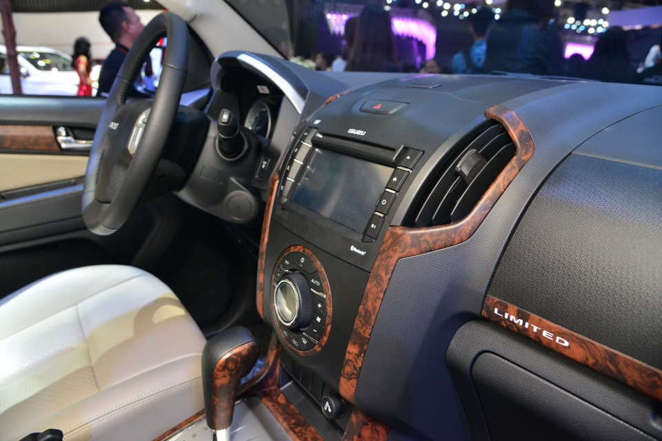 khuyen mai lon trong thang 8 khi mua xe isuzu