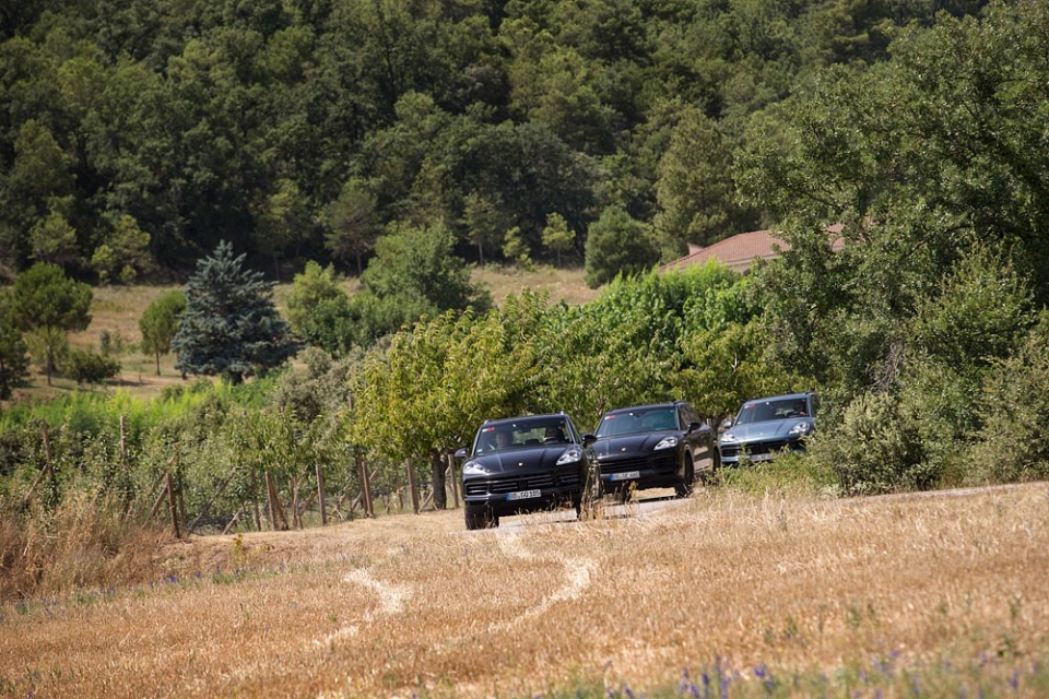 porsche thu lua cayenne the he moi