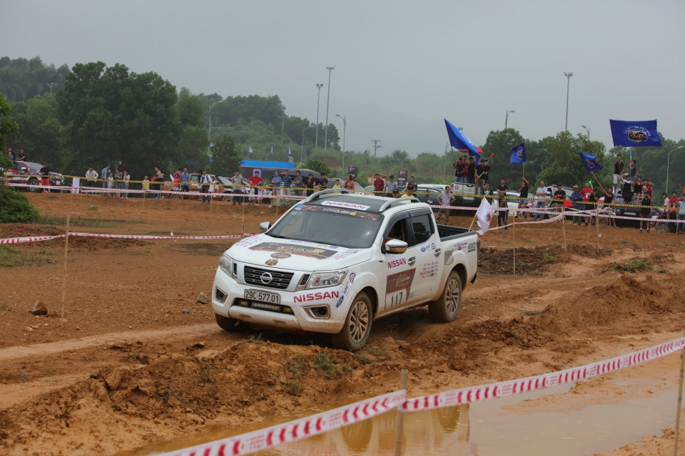 voc 2017 nissan navara doat ngoi vuong phan hang ban tai viet nam