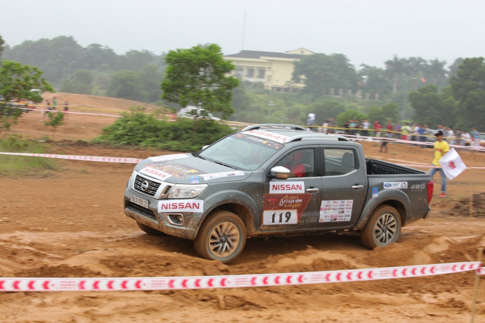 voc 2017 nissan navara doat ngoi vuong phan hang ban tai viet nam
