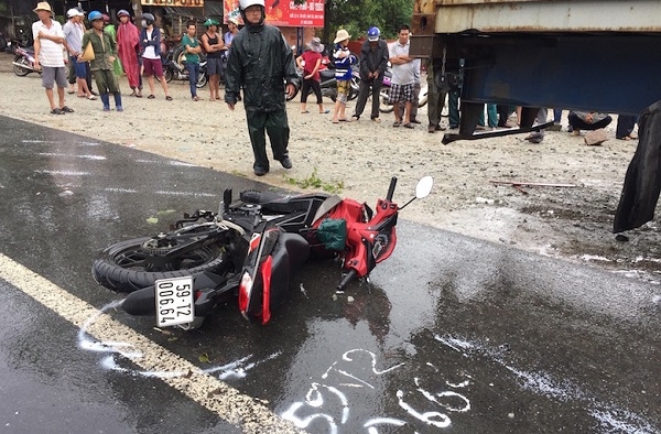 binh thuan sinh vien tu vong sau va cham voi xe container