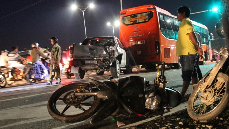 Xe buýt “điên” tông hàng loạt ô tô xe máy, cán chết một người