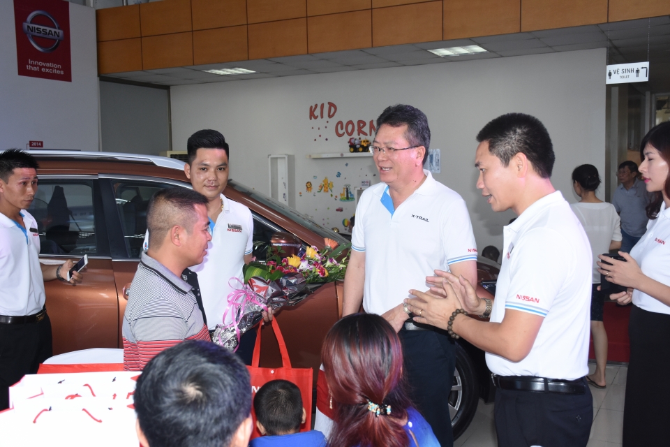 hung khoi cung su kien nissan vui cuoi tuan hoa cam xuc