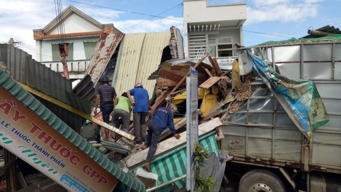 Tai nạn kinh hoàng: Xe chở gỗ dăm đâm sập 4 nhà dân