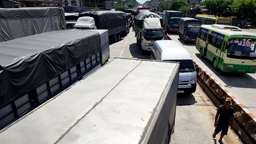 Ô tô chặn ngang BOT tuyến tránh Biên Hòa, Quốc lộ 1 tê liệt