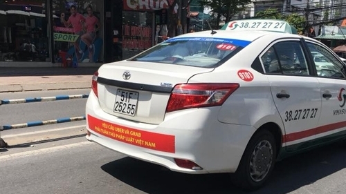TP Hồ Chí Minh yêu cầu chấm dứt dán băng rôn phản đối Grab, Uber