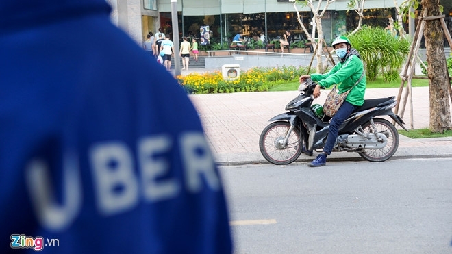 Hà Nội yêu cầu Uber, Grab công khai số lượng xe và doanh thu