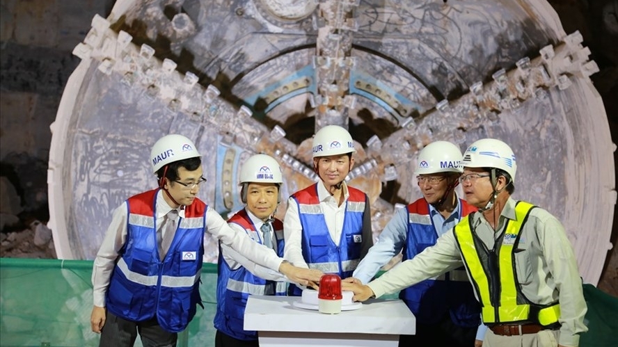 Robot 300 tấn hoàn thành hầm tàu điện ngầm đầu tiên tại Việt Nam sớm một tháng