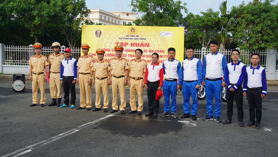 honda viet nam tap huan ky nang lai xe phan khoi lon cho csgt phuc vu apec 2017