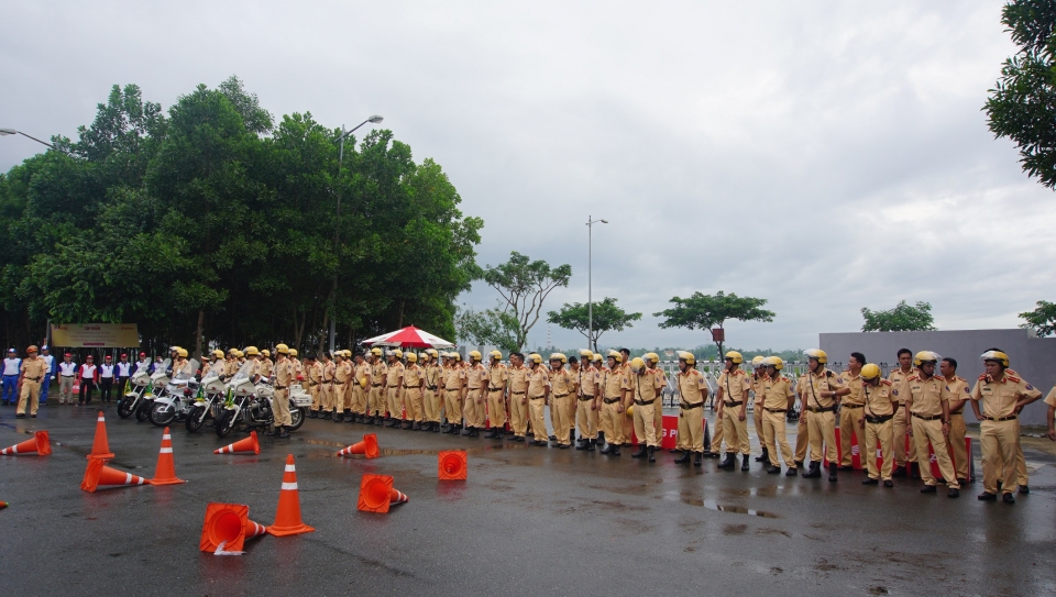 honda viet nam tap huan ky nang lai xe phan khoi lon cho csgt phuc vu apec 2017