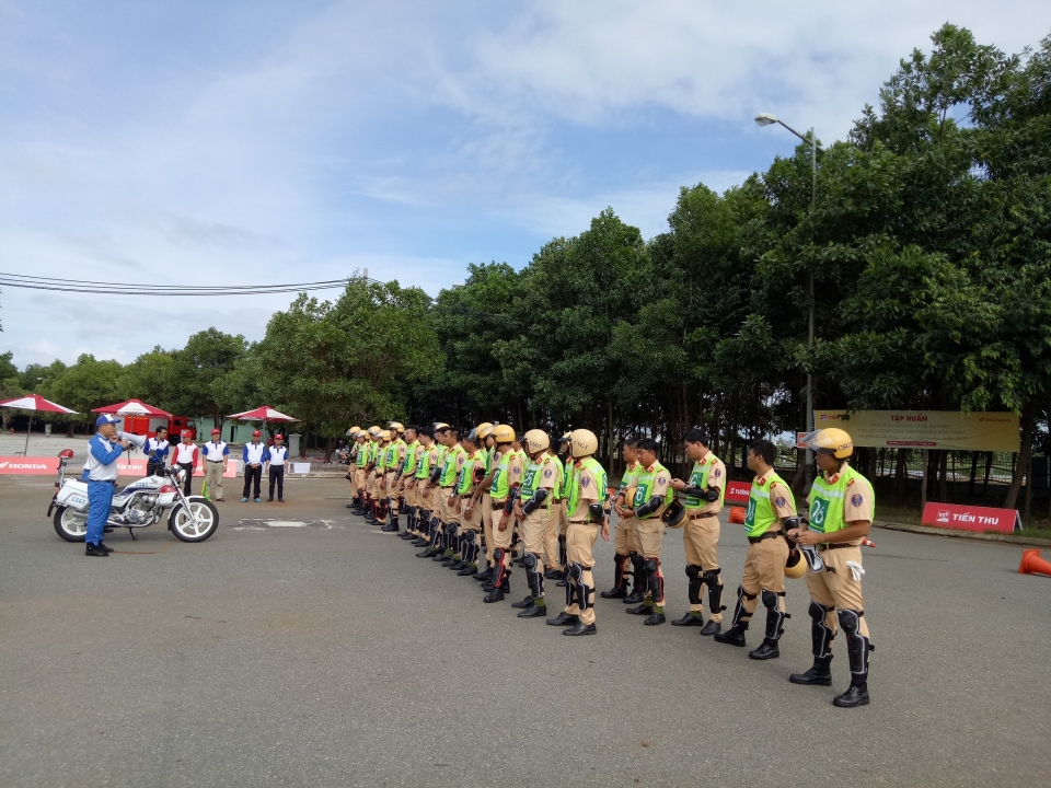 honda viet nam tap huan ky nang lai xe phan khoi lon cho csgt phuc vu apec 2017