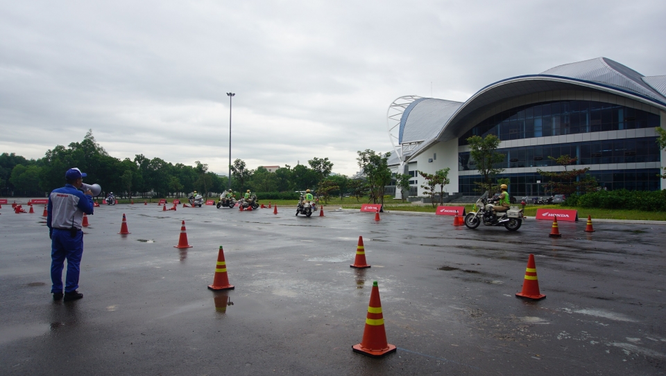 honda viet nam tap huan ky nang lai xe phan khoi lon cho csgt phuc vu apec 2017