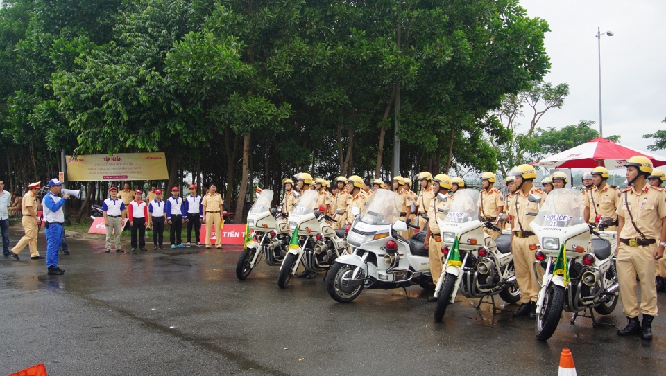 honda viet nam tap huan ky nang lai xe phan khoi lon cho csgt phuc vu apec 2017