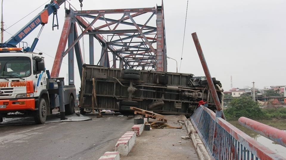 Hải Phòng: Lật xe tải trên cầu Rào, một người tử nạn