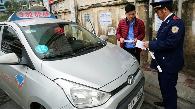 Hà Nội cấm taxi và xe tải hoạt động giờ cao điểm trên 11 tuyến phố